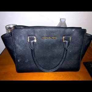 SLIGHTLY USED GOOD CONDITION MICHAEL KORS PURSE WITH STRAP